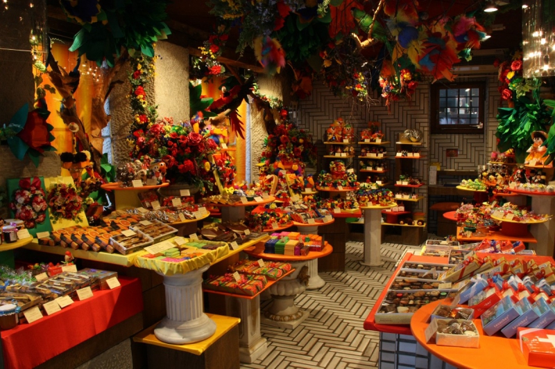 vitrine-BRIANCONNET-min_candy_store_chocolate_shop_chocolate_switzerland-393515